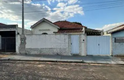 Casa com 2 dormitórios e amplo quintal com árvores frutíferas. vila seabra, bauru/sp