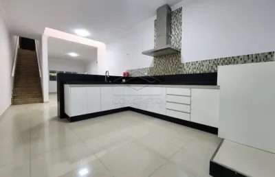 Casa com 4 quartos para alugar no Jardim Ferreira Dias, Jaú 