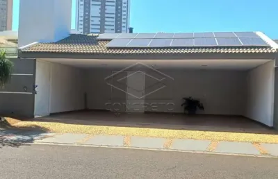 Excelente residência diferenciada construída em dois lotes