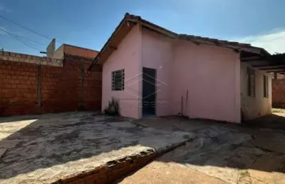 Aconchegante casa com 2 dormitórios e quintal amplo