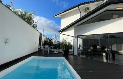 Casa com 4 quartos à venda na rua dário nicodemos de oliveira, 131, centro, palhoça, 200 m2 por r$ 1.800.000
