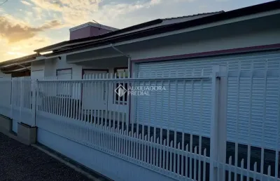 Casa com 3 quartos à venda na servidão nelzi francisco, 28, areias de baixo, governador celso ramos, 203 m2 por r$ 1.100.000