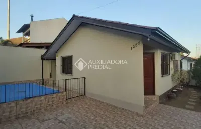 Casa com 2 quartos para alugar na rua canários, 1232, jardim algarve, alvorada, 68 m2 por r$ 2.490