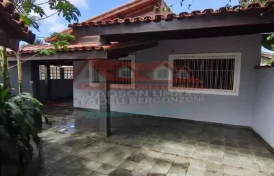 Linda casa com três amplos dormitórios no bairro caputera em caraguatatuba!