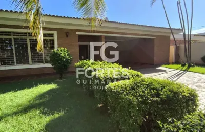 Casa térrea 367m² com 4 quartos sendo 2 suítes, armários sendo 1 closet, 3 banheiros sendo 2 suítes e 1 social com gabinetes, espelhos e box em vidro, na ribeirânia, avenida costabile romano, ao lado 