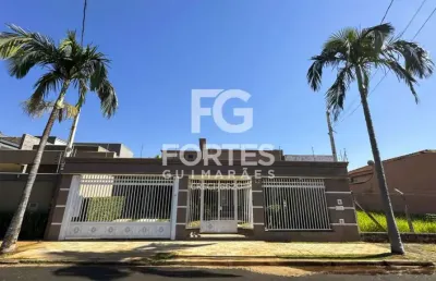 Casa térrea com 250m² em um terreno de 360m², próximo da faculdade campus da usp, com 3 quartos sendo 1 suíte, armários e ares condicionados, 2 banheiros sendo 1 suíte e 1 social com gabinetes, espelh