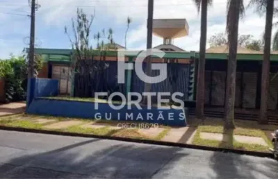 Casa térrea com 729,48m² em um terreno de 1248m² com 4 quartos sendo 2 suítes;