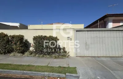 Casa térrea residencial/ comercial 235m² com 3 quartos sendo 2 suítes, armários e ares condicionados, no alto da boa vista entre as avenidas independência, joão fiusa e presidente vargas;