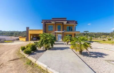 Sobrado com 3 suítes,  piscina coberta, quadra de futebol com acabamento impecável, aceita carro, terreno e apartamento, em campina grande do sul