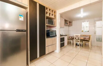Casa com 3 quartos, 2 banheiros, churrasqueira, vaga para 8 carros e com terreno para  construir valor r$376.000,00  guarani, colombo