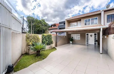 Sobrado com amplo quintal e 3 vagas no vista alegre