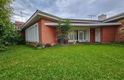 Casa térrea de 270m² com 3 quartos, 1 suíte master, 3 vagas, churrasqueira, no jardim social - curitiba