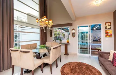 Casa luxuosa em condomínio 252m² com quintal, 1 suíte master, 1 demi-suíte, 1 quarto - 2 vagas e área gourmet - bairro jd. social - curitiba