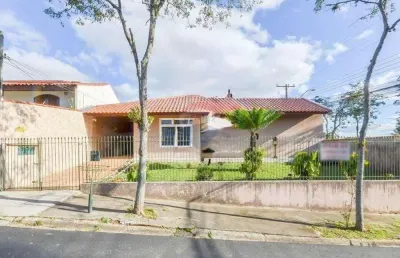 Casa térrea com 210m² de área útil, 4 quartos, bem localizada no bacacheri