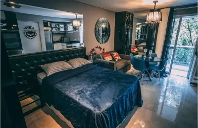 Studio com sacada e vaga de garagem porteira fechada no juvevê – r$ 2.900,00