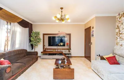 Casa térrea com 380m²úteis, com 5 quartos  e 6 vagas no bairro alto