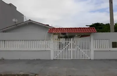 Conforto e proximidade: residência a 400 metros da praia!!