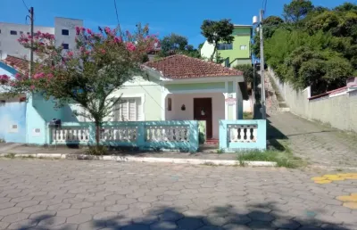 Casa próximo a canção nova, terreno grande e local estratégico para  fazer pousada