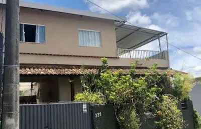 02 casas no mesmo terreno (casa principal com 3 quartos), 200 m² por r$ 730 mil - democrata