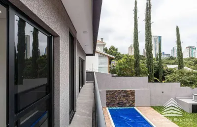 Casa a venda no ecoville, 3 suítes, 4 vagas de garagem, com piscina aquecida e espaço gourmet com churrasqueira