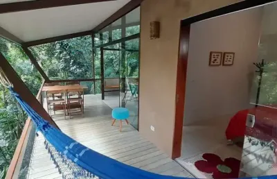 Casa à venda no condomínio prumirim 3 dormitórios com vista para o mar a 600 m da praia.