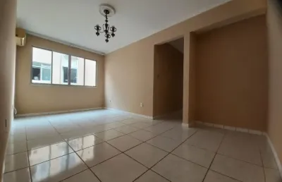 Imóvel de três dormitórios com vaga livre no kobrasol