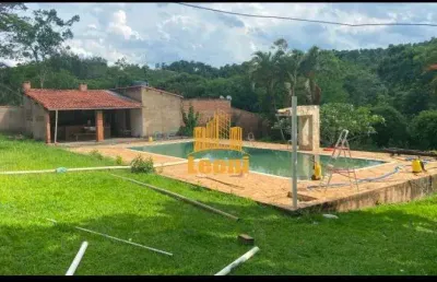 Chácara a venda com 4 quartos na região do pedra rachada