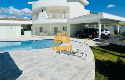 Mansão de esquina com 3 suítes em um terreno de 888,00 m2