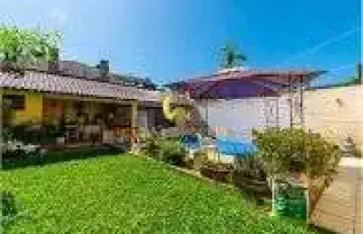 Casa com 5 quartos, 3 suítes e 360m² com piscina no portal do guarujá.