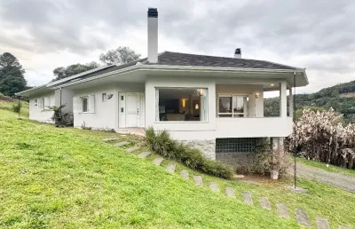 Casa em condomínio,  com muito espaço, terreno e segurança para sua família