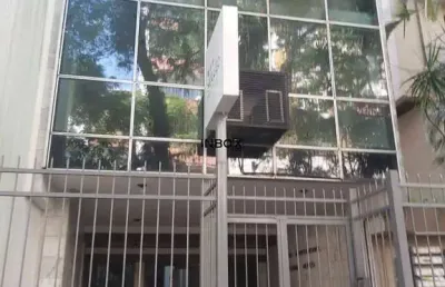 Inbox cia imobiliaria aluga ótima sala comercial, bem ampla e iluminada, com cobertura e churrasqueira no bairro independência - poa.