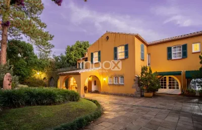 A casa com 740 m² , é emoldurada por um belo jardim e uma piscina posicionada que permite curti-la vendo o pôr do sol no rio.