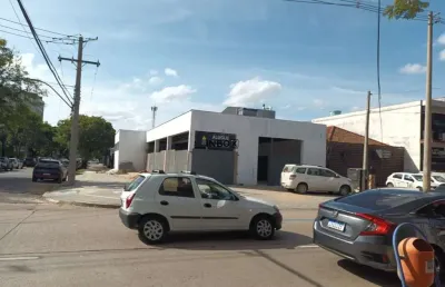 Loja comercial de esquina com estacionamento para 12 carros