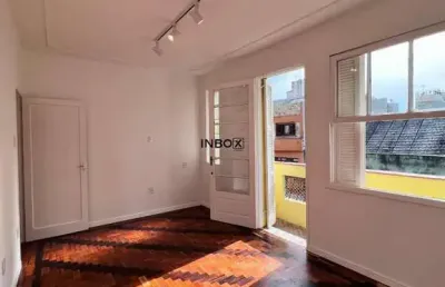 Apto 2 dormitórios 1 banheiro c/ 81 mts2 reformado impecável centro histórico em porto alegre.