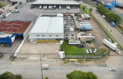 Pavilhão reformado com 1.875m², 4 docas e pé direito de 7m no porto seco