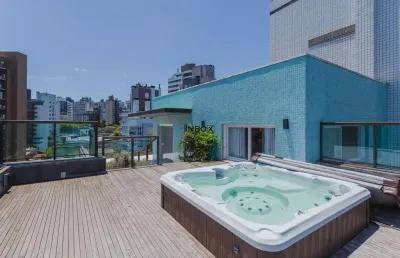 Cobertura exclusiva com 2 dormitórios, vista incrível e 3 vagas