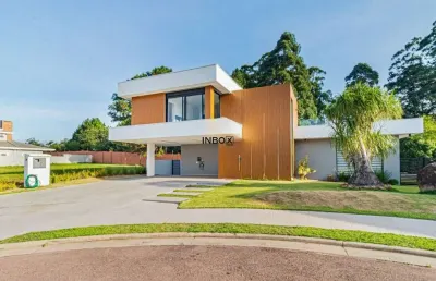 Casa em condomínio com 5 dormitórios, 4 suítes e piscina privativa
