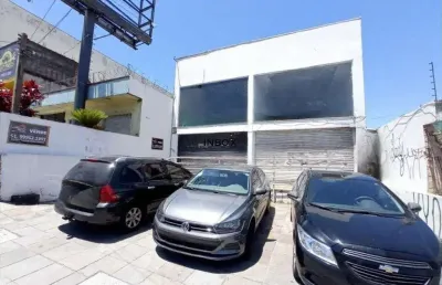 Loja ampla com mezanino e estacionamento na protásio alve