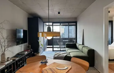 Novo, decorado e mobiliado com 2 suítes com 90m², lavabo, lareira, sacada e 2 vagas.