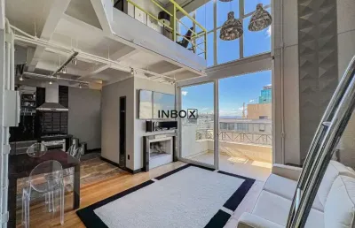 Loft com pé direito duplo na padre chagas. 100% mobiliado, living com lareira, sacada e duas vagas.