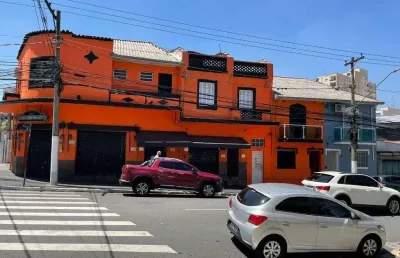 Prédio comercial com apartamentos na parte superior para venda