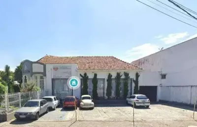 Salão para eventos ou atividades religiosas com amplo estacionamento