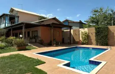 Luxuosa casa duplex em manguinhos – 4 suítes, 2 com closet, a apenas 1 quadra do mar