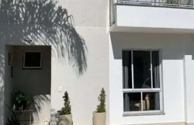 Casa em codomínio 3 quartos, próximo a estrada da cachamorra