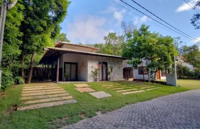 Casa em condomínio para aluguel em praia do forte,  bahia - açu da torre - com piscina e quadra poliesportiva