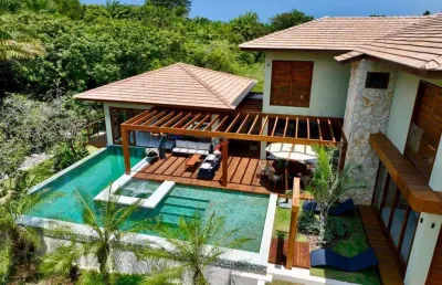 Casa alto padrão localizada em praia do forte condomínio com acesso ao mar praia bella.
