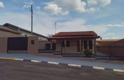 Casa com dois terrenos, idicula, varanda, no melhor bairro de itai
