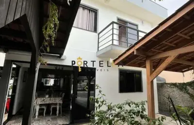Encantador sobrado no bairro centro em navegantes-sc