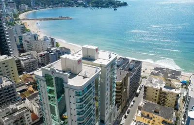 Apartamento semimobiliado exclusivo a 60 metros do mar – 3 suítes | 3 vagas | 133 m²