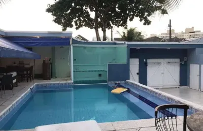 Casa de condomínio para venda tem 444 metros quadrados com 5 quartos